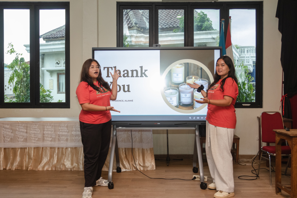 Siswa bekerja sama dalam proyek tim