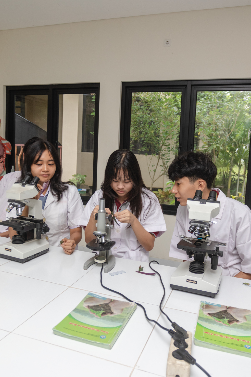 Siswa presentasi di depan kelas